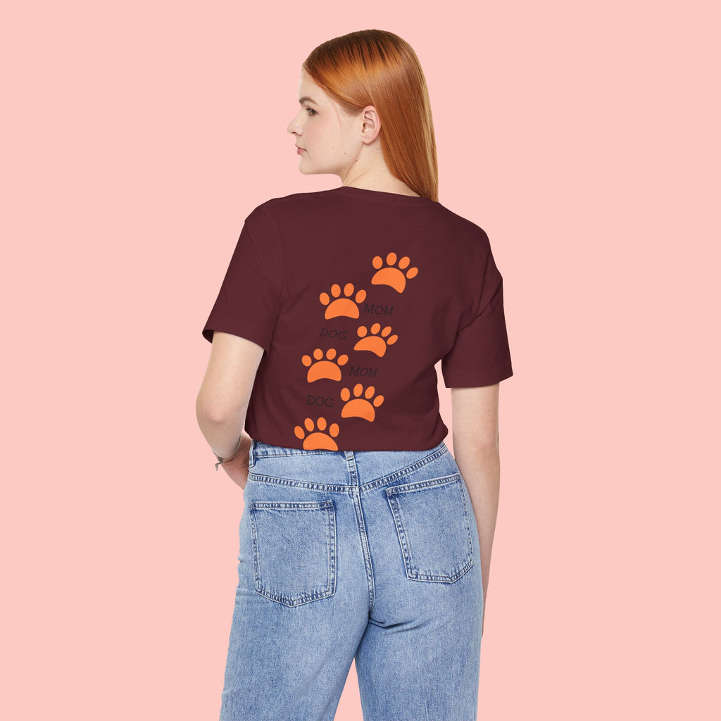 Dog Mom Paw Print Tee — 'Dog Mom' Graphic T‑Shirt