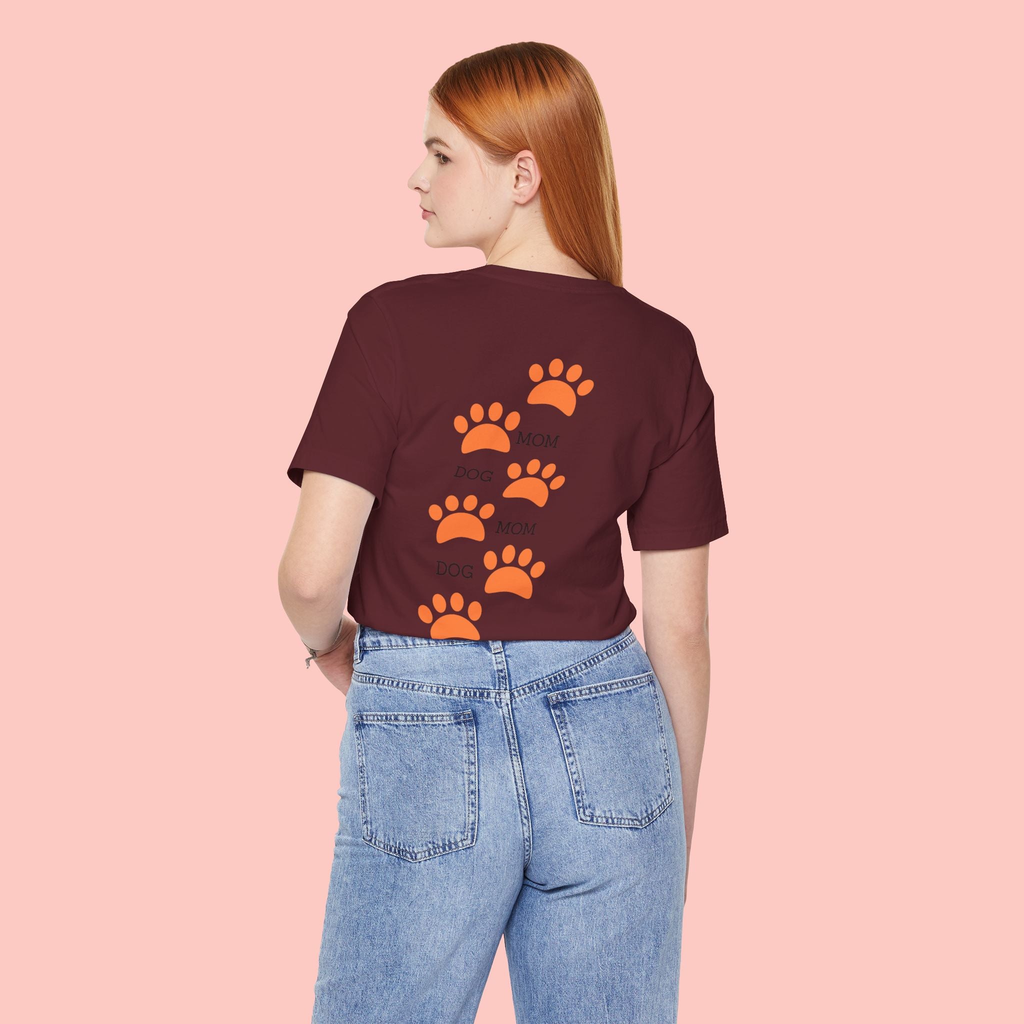 Dog Mom Paw Print Tee — 'Dog Mom' Graphic T‑Shirt