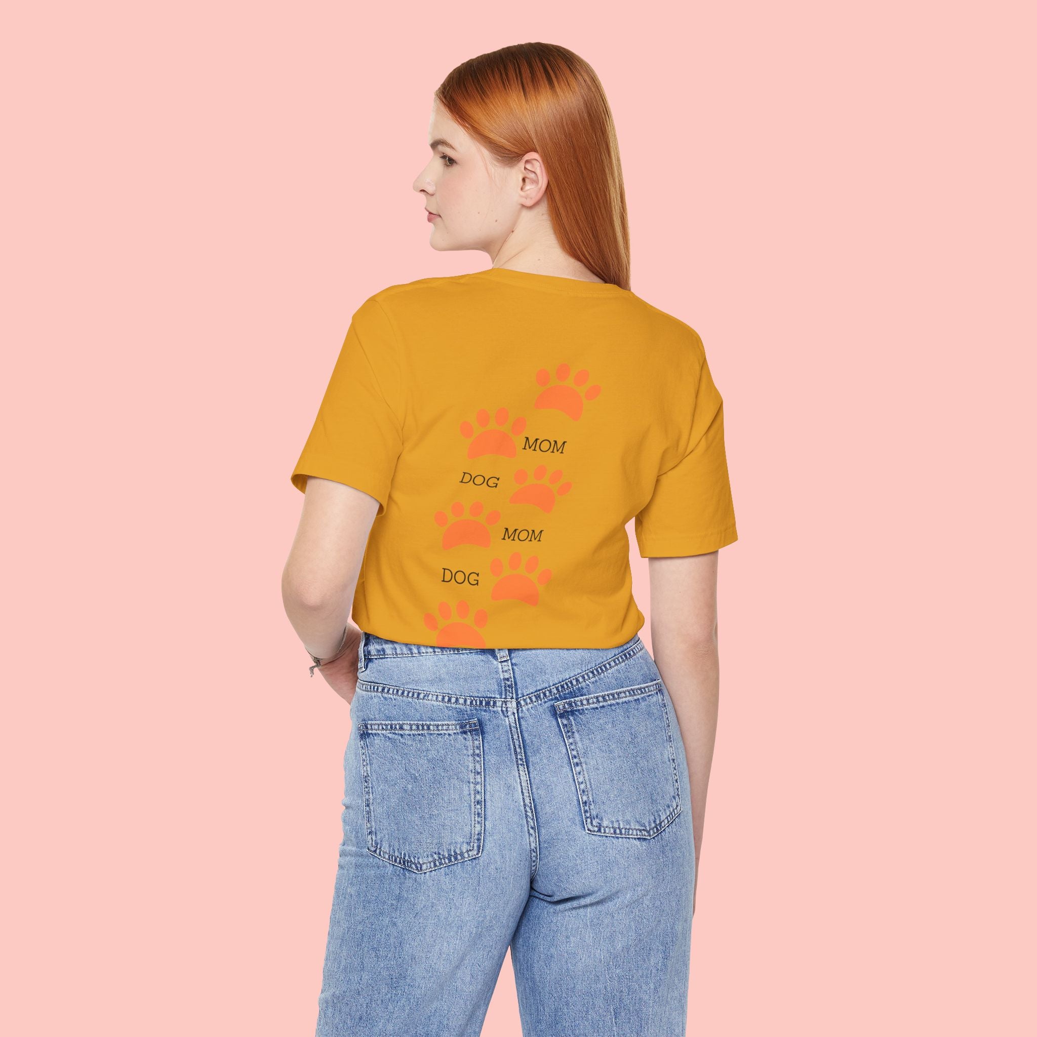 Dog Mom Paw Print Tee — 'Dog Mom' Graphic T‑Shirt