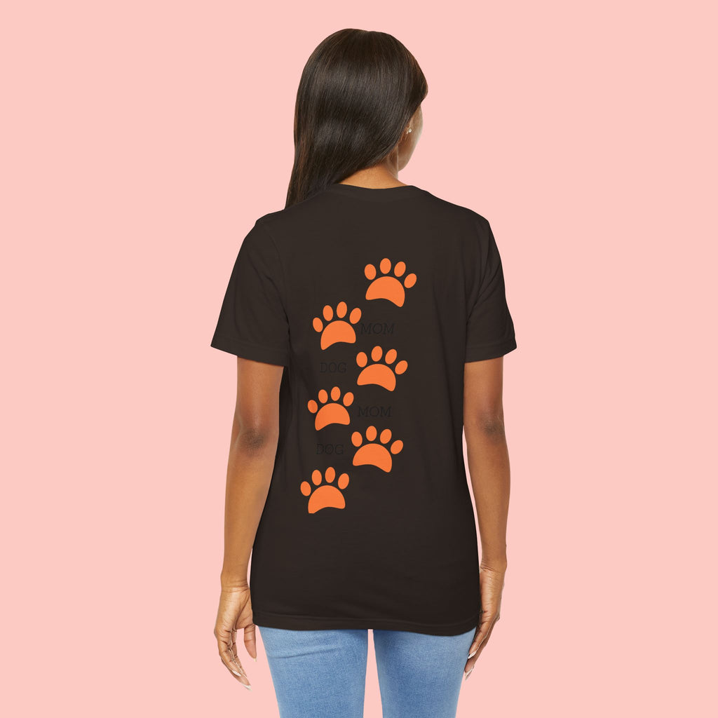 Dog Mom Paw Print Tee — 'Dog Mom' Graphic T‑Shirt