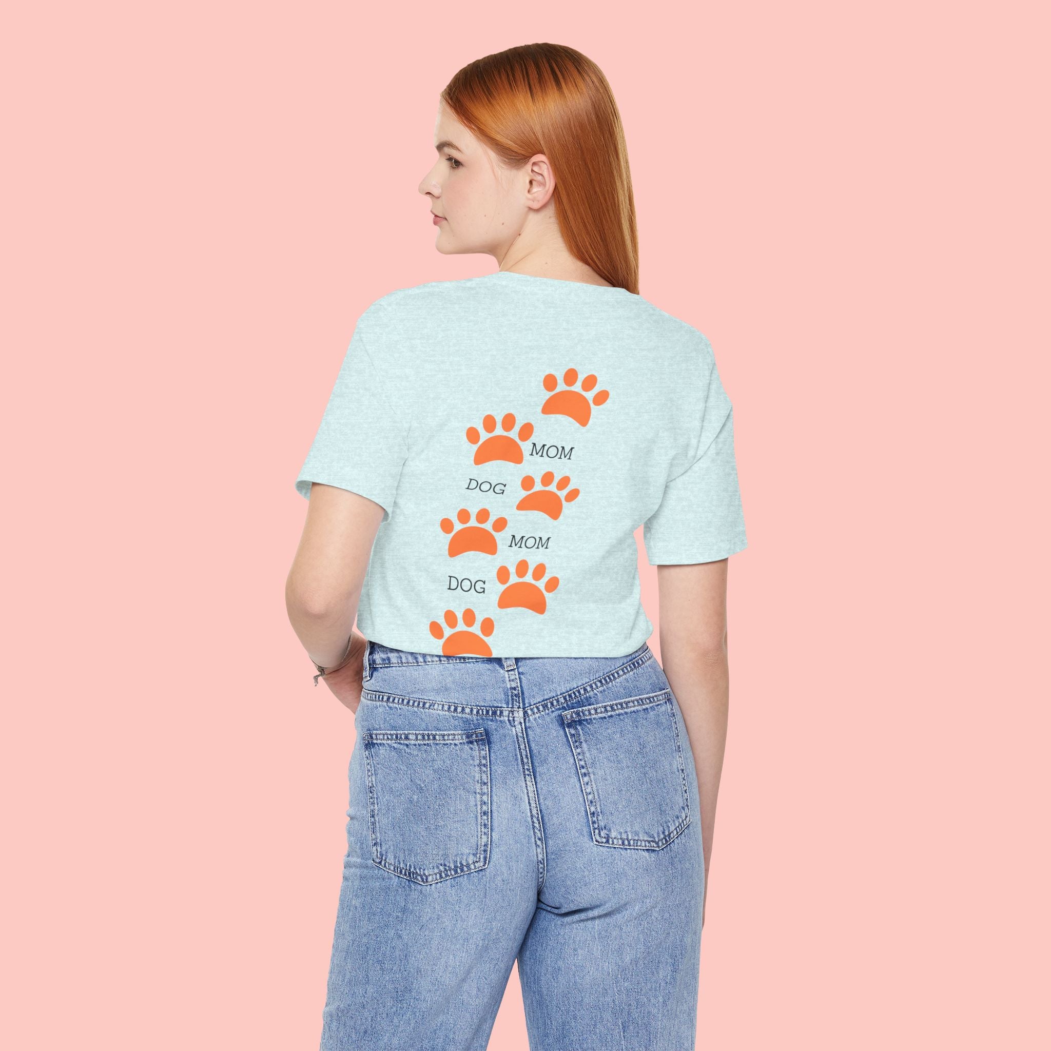 Dog Mom Paw Print Tee — 'Dog Mom' Graphic T‑Shirt