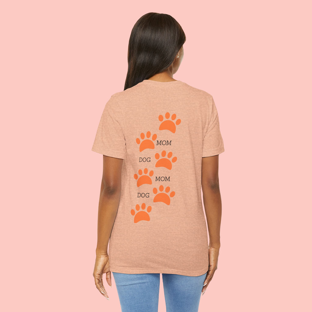 Dog Mom Paw Print Tee — 'Dog Mom' Graphic T‑Shirt