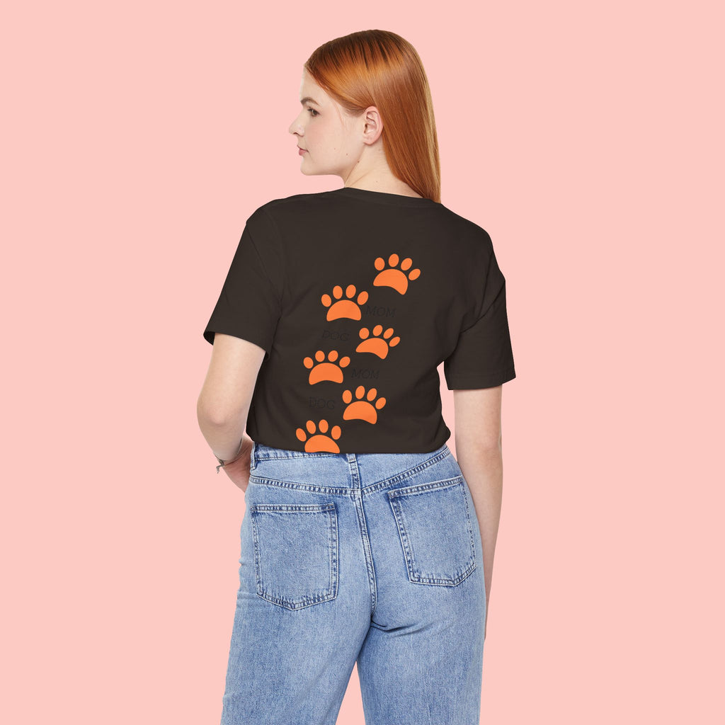 Dog Mom Paw Print Tee — 'Dog Mom' Graphic T‑Shirt