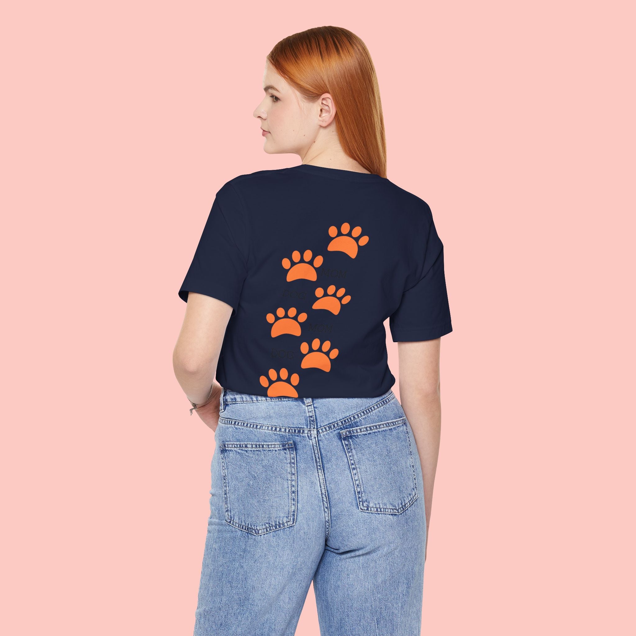 Dog Mom Paw Print Tee — 'Dog Mom' Graphic T‑Shirt