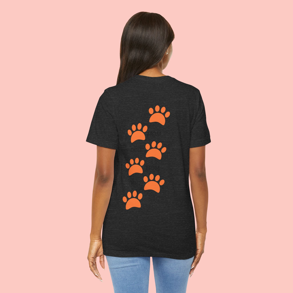Dog Mom Paw Print Tee — 'Dog Mom' Graphic T‑Shirt