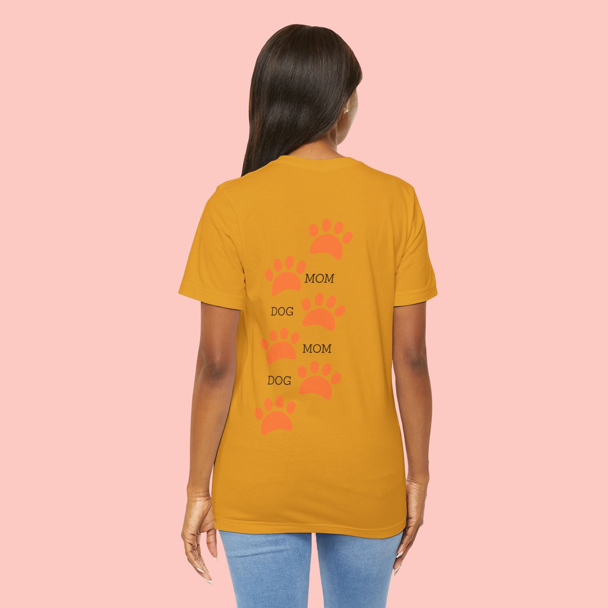 Dog Mom Paw Print Tee — 'Dog Mom' Graphic T‑Shirt
