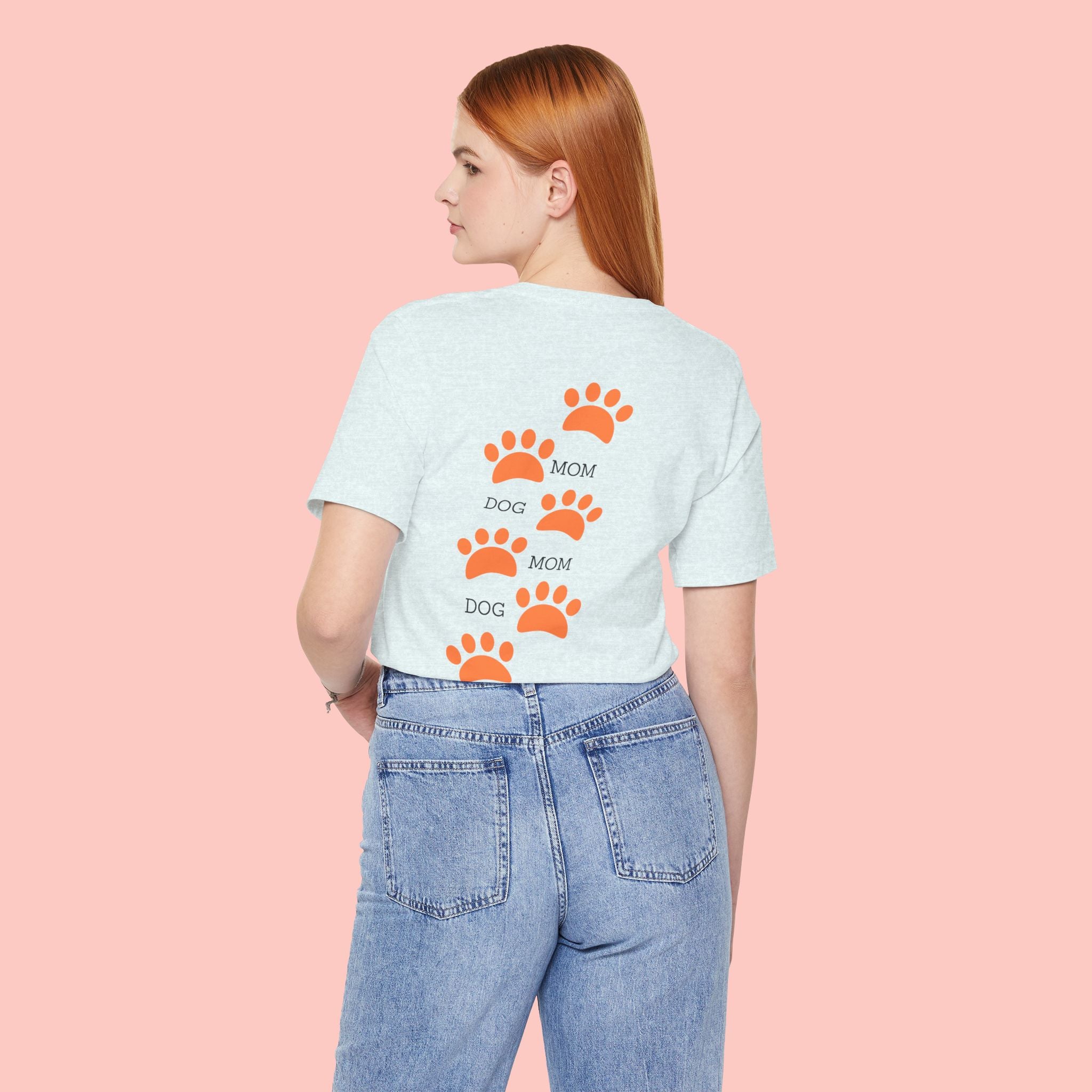 Dog Mom Paw Print Tee — 'Dog Mom' Graphic T‑Shirt