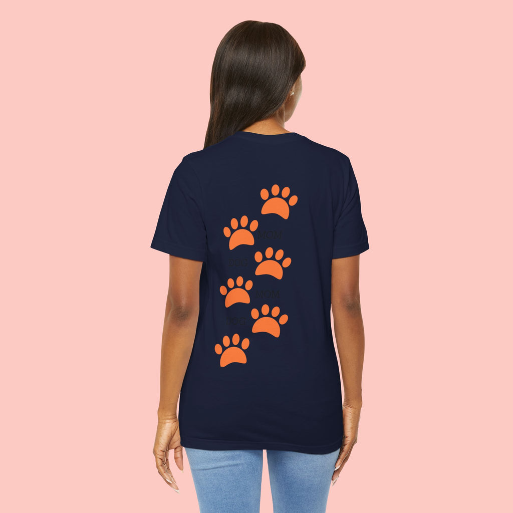 Dog Mom Paw Print Tee — 'Dog Mom' Graphic T‑Shirt