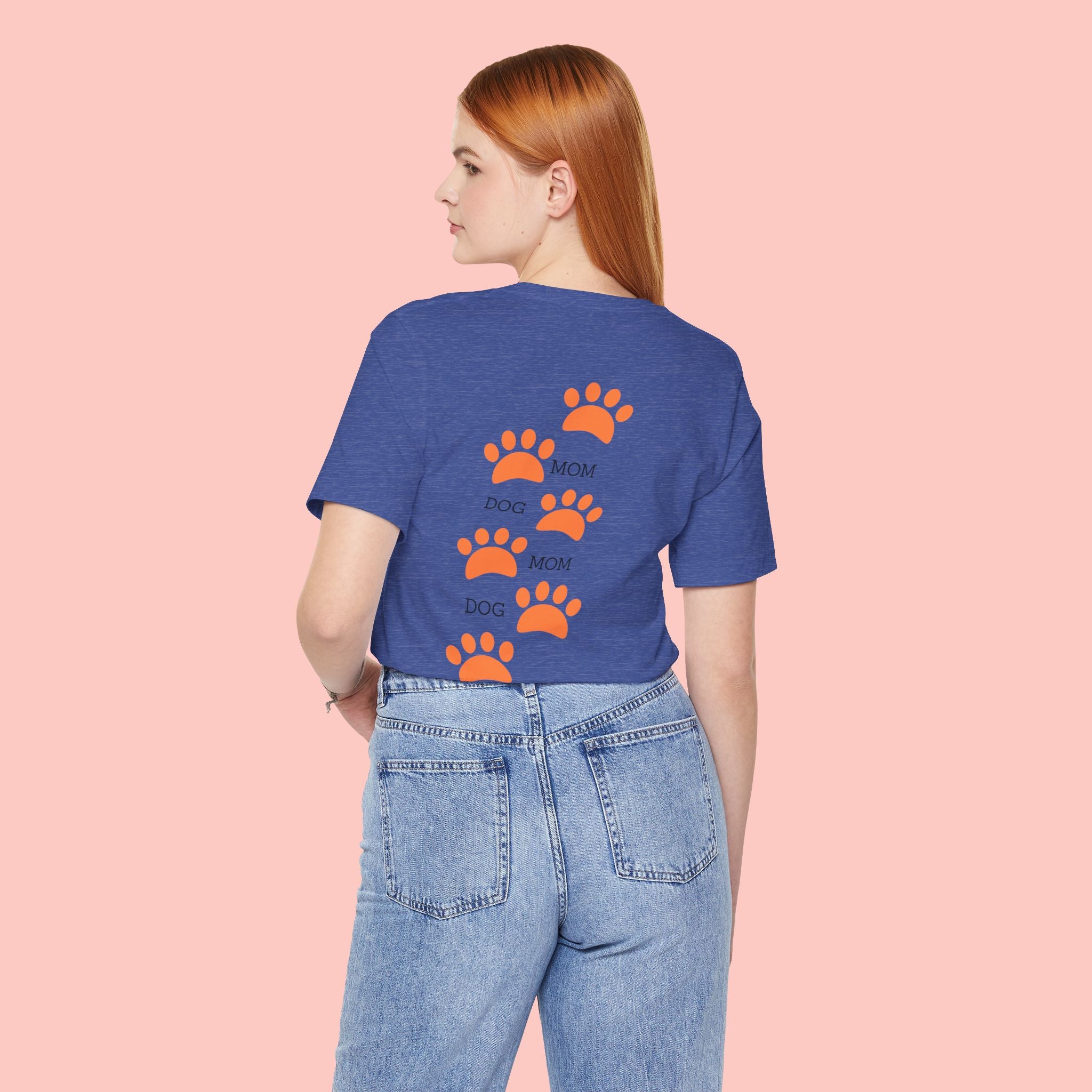 Dog Mom Paw Print Tee — 'Dog Mom' Graphic T‑Shirt
