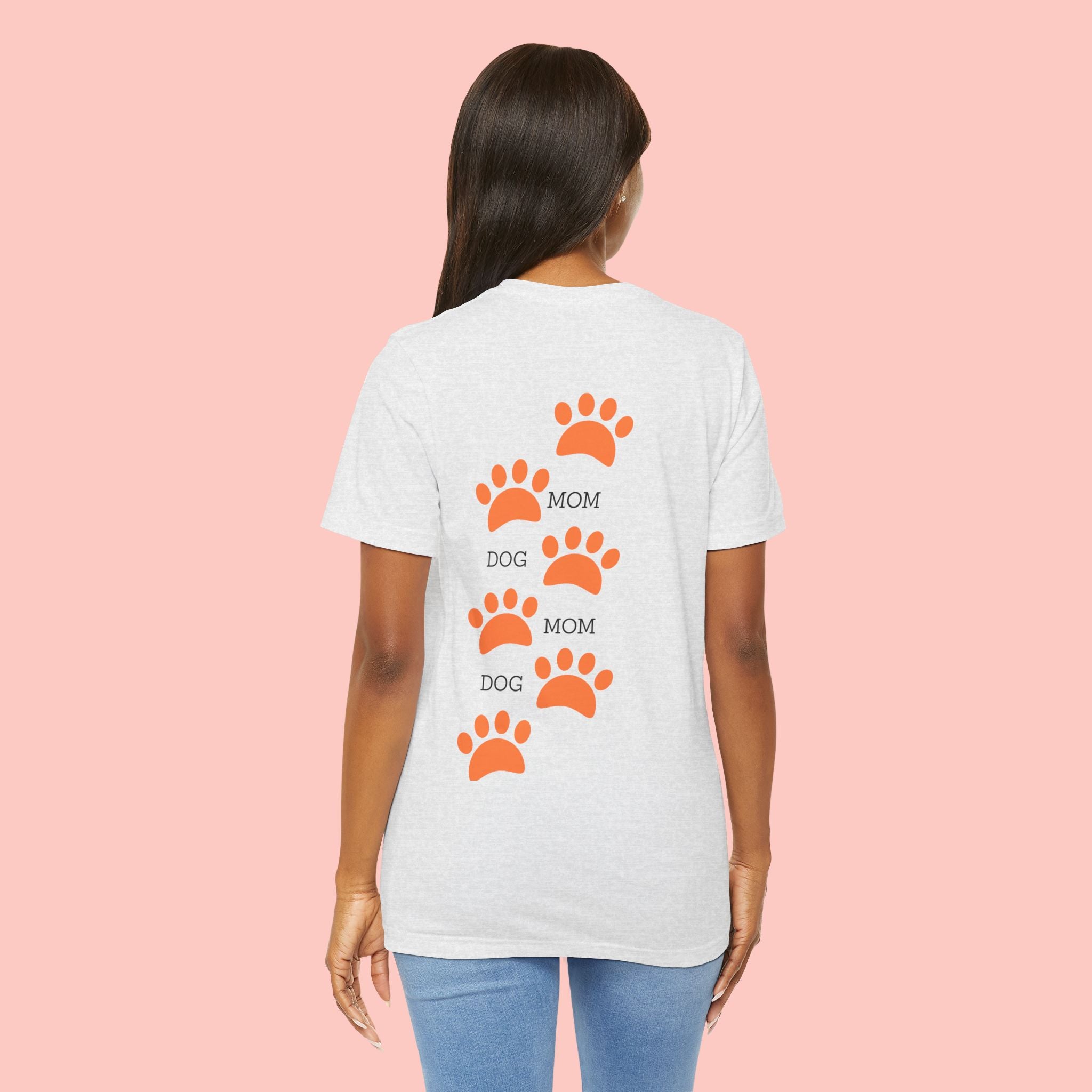 Dog Mom Paw Print Tee — 'Dog Mom' Graphic T‑Shirt