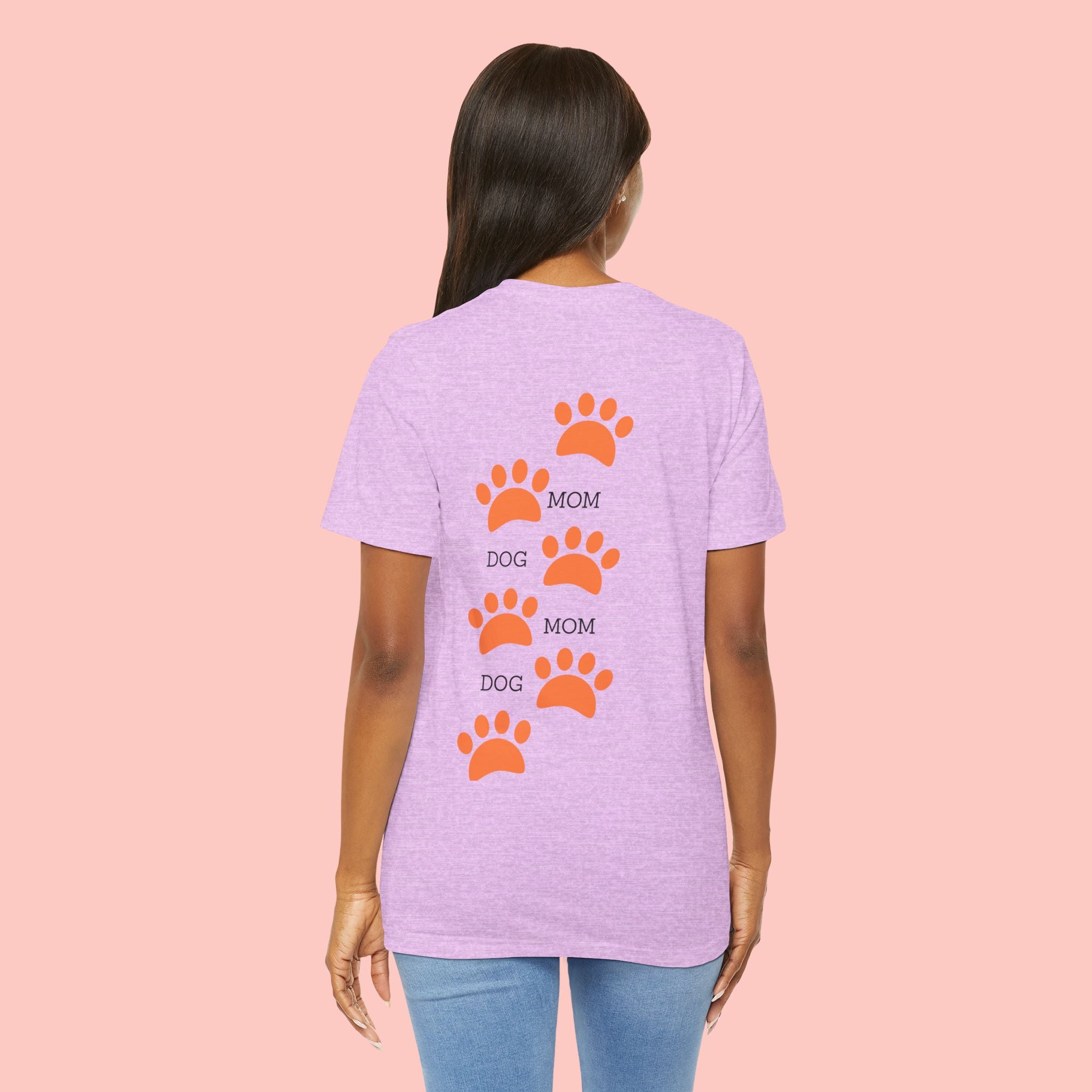 Dog Mom Paw Print Tee — 'Dog Mom' Graphic T‑Shirt