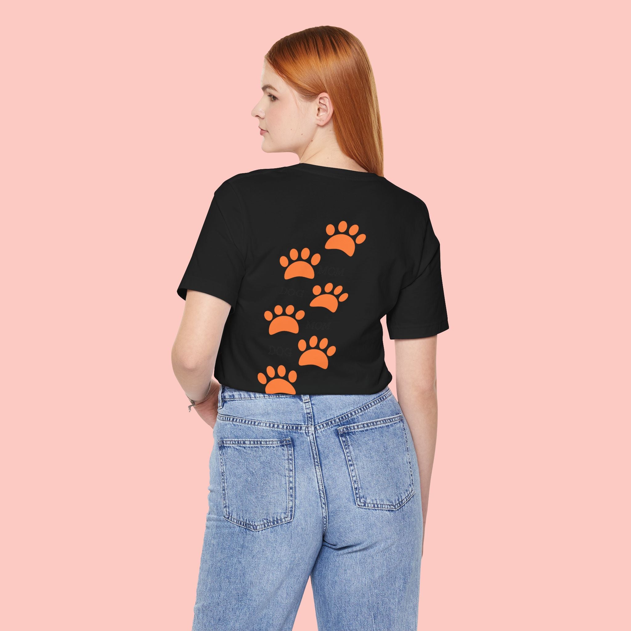 Dog Mom Paw Print Tee — 'Dog Mom' Graphic T‑Shirt