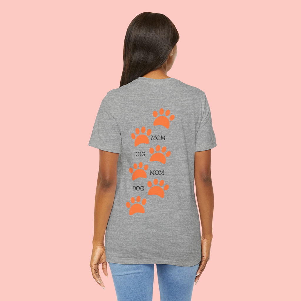 Dog Mom Paw Print Tee — 'Dog Mom' Graphic T‑Shirt