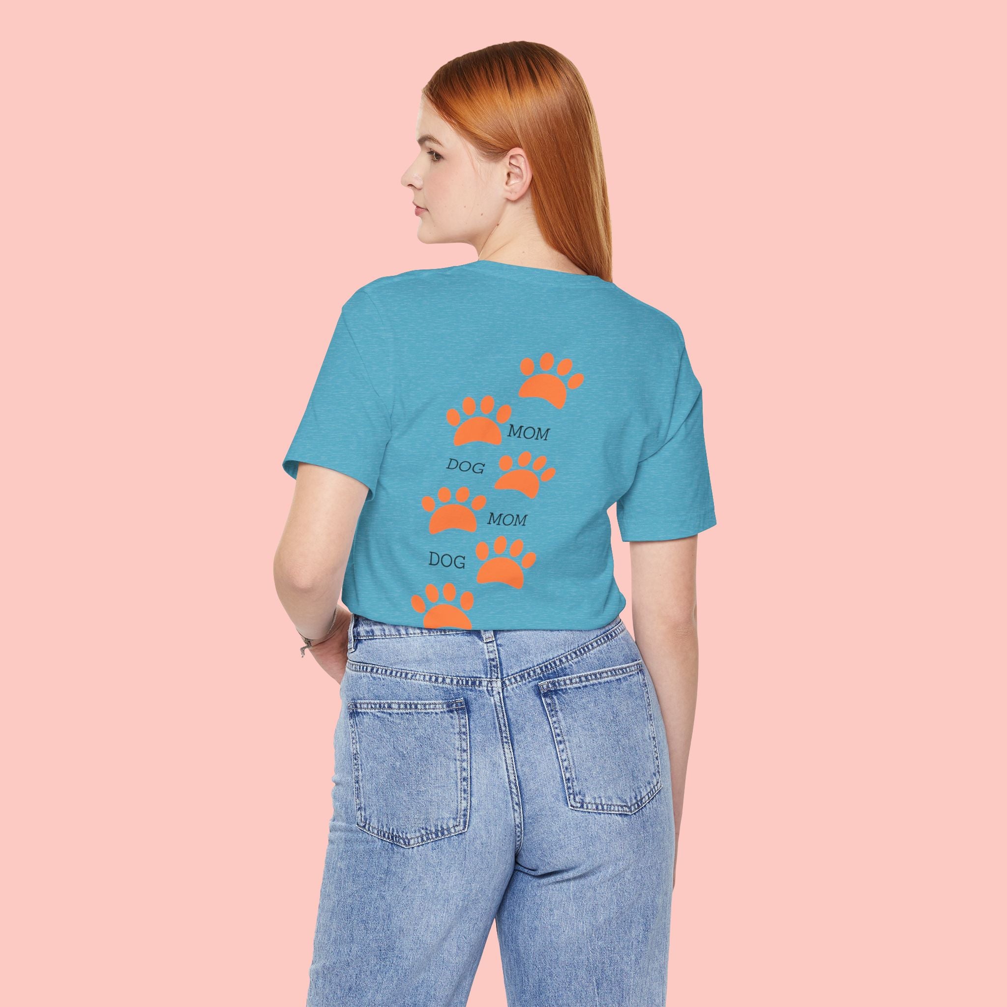 Dog Mom Paw Print Tee — 'Dog Mom' Graphic T‑Shirt