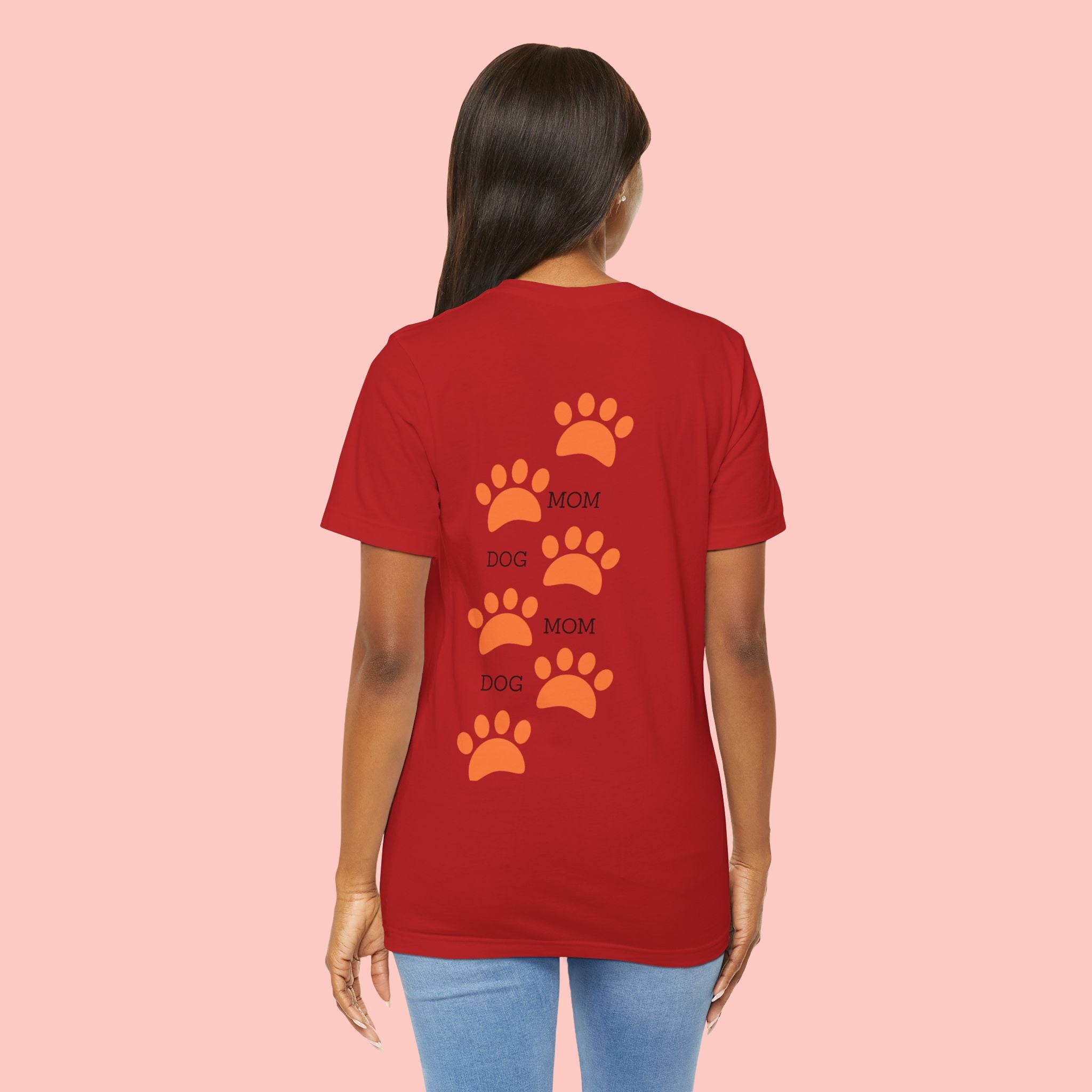 Dog Mom Paw Print Tee — 'Dog Mom' Graphic T‑Shirt