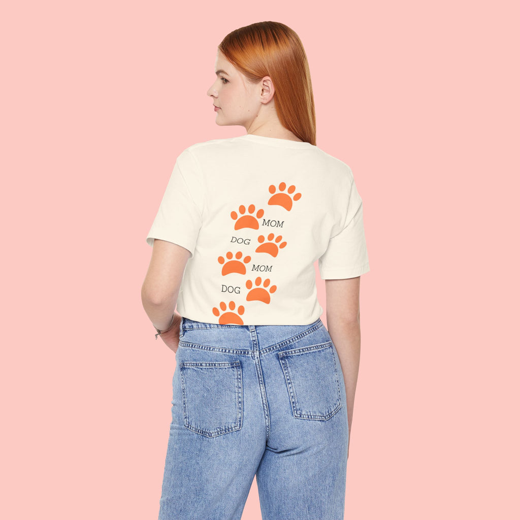 Dog Mom Paw Print Tee — 'Dog Mom' Graphic T‑Shirt