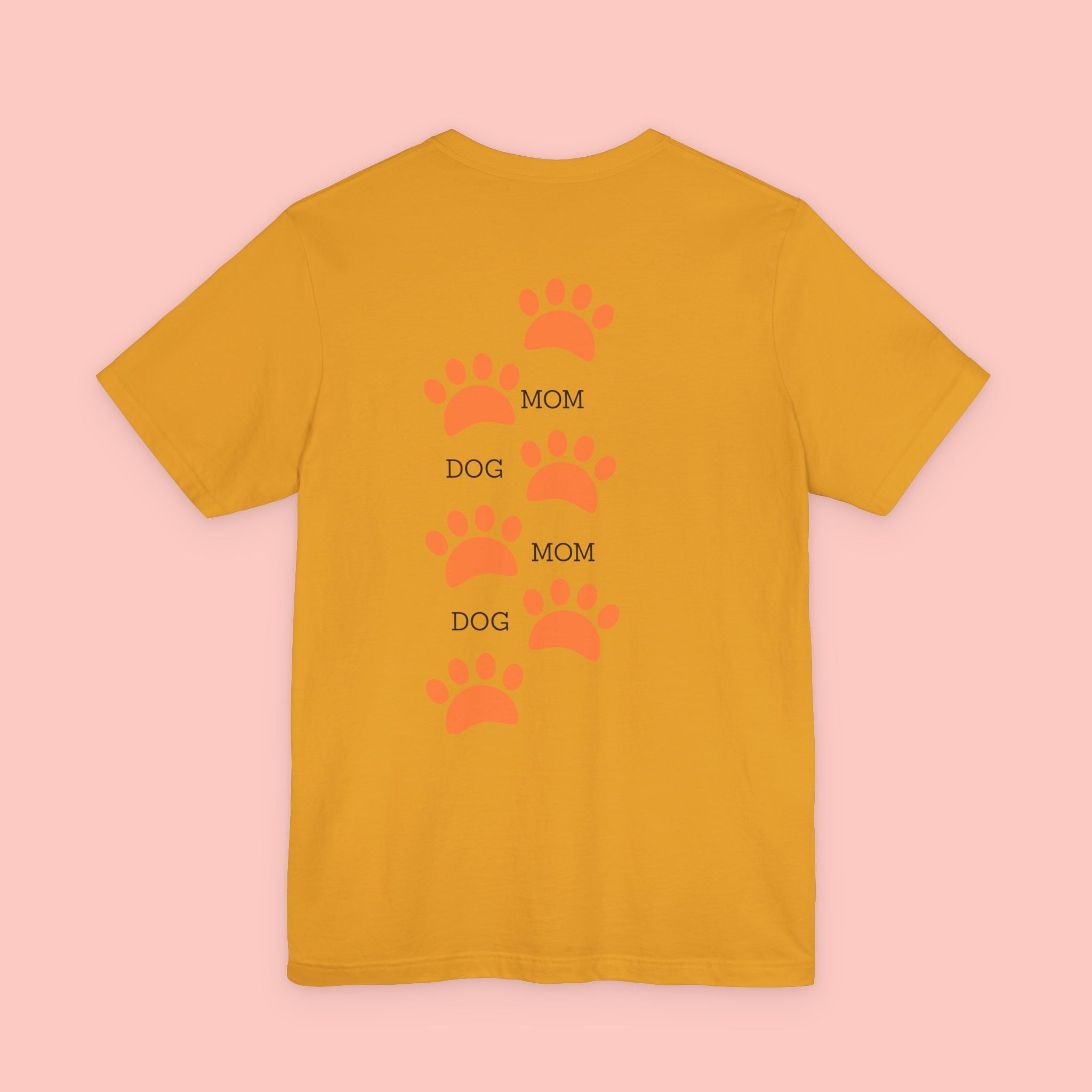 Dog Mom Paw Print Tee — 'Dog Mom' Graphic T‑Shirt
