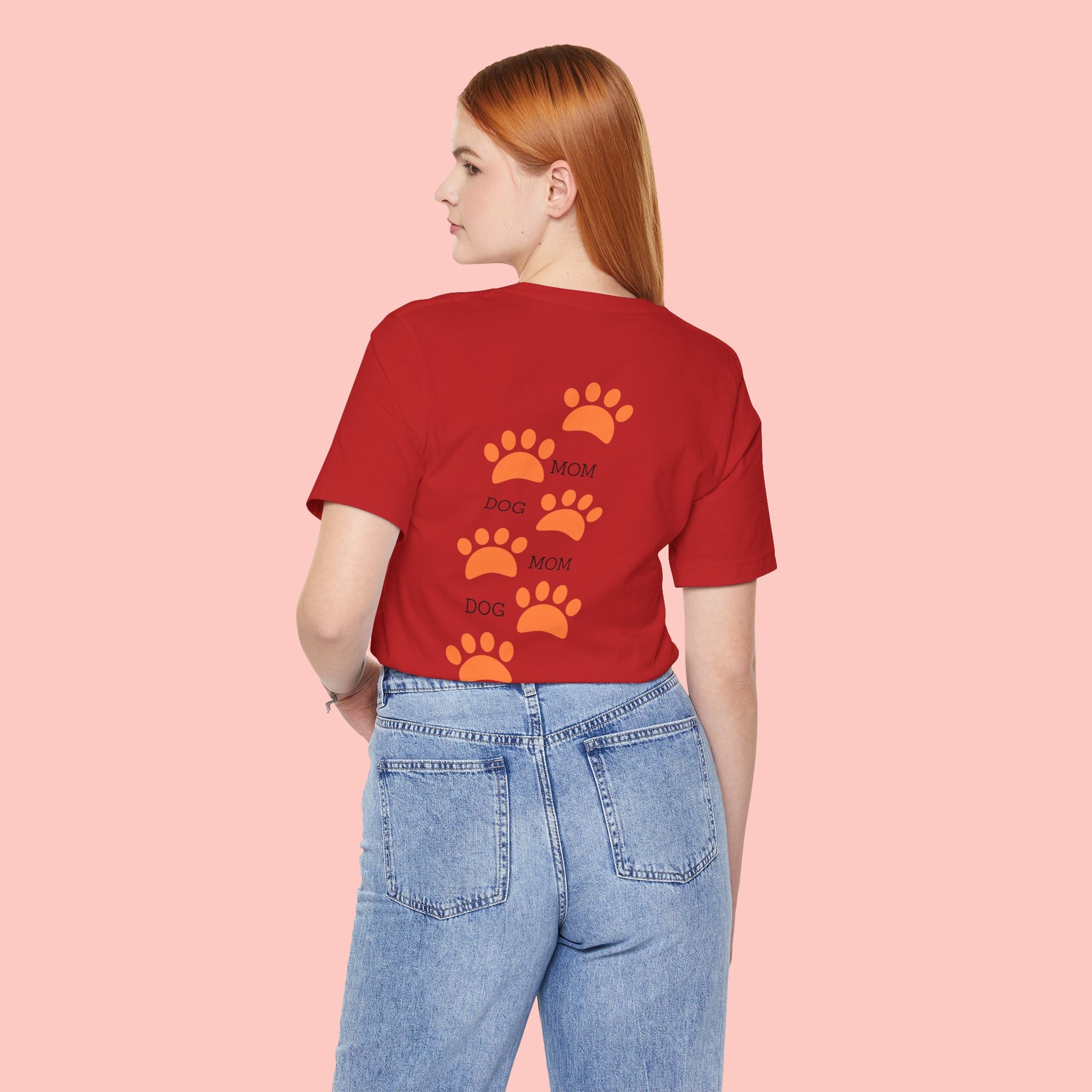 Dog Mom Paw Print Tee — 'Dog Mom' Graphic T‑Shirt