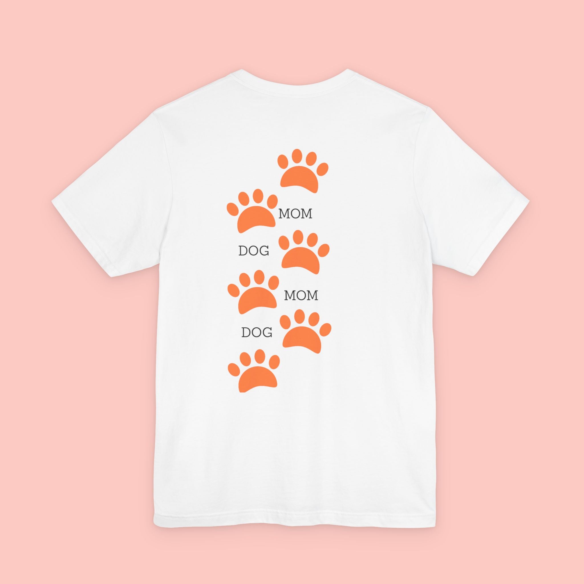 Dog Mom Paw Print Tee — 'Dog Mom' Graphic T‑Shirt