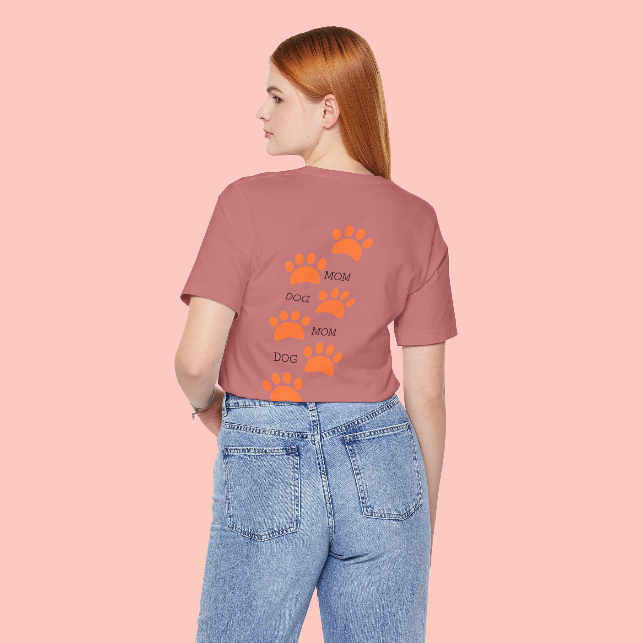 Dog Mom Paw Print Tee — 'Dog Mom' Graphic T‑Shirt