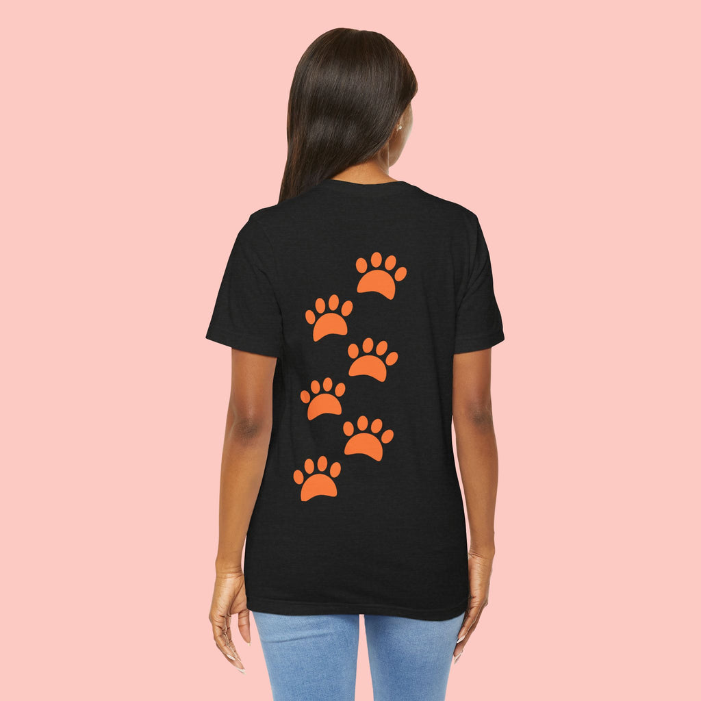 Dog Mom Paw Print Tee — 'Dog Mom' Graphic T‑Shirt